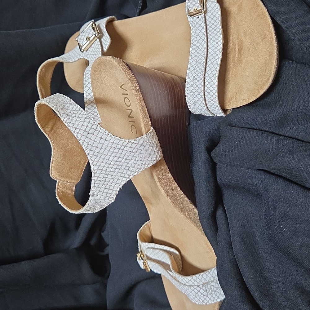 Vionic Women's Cream Textured Sandals